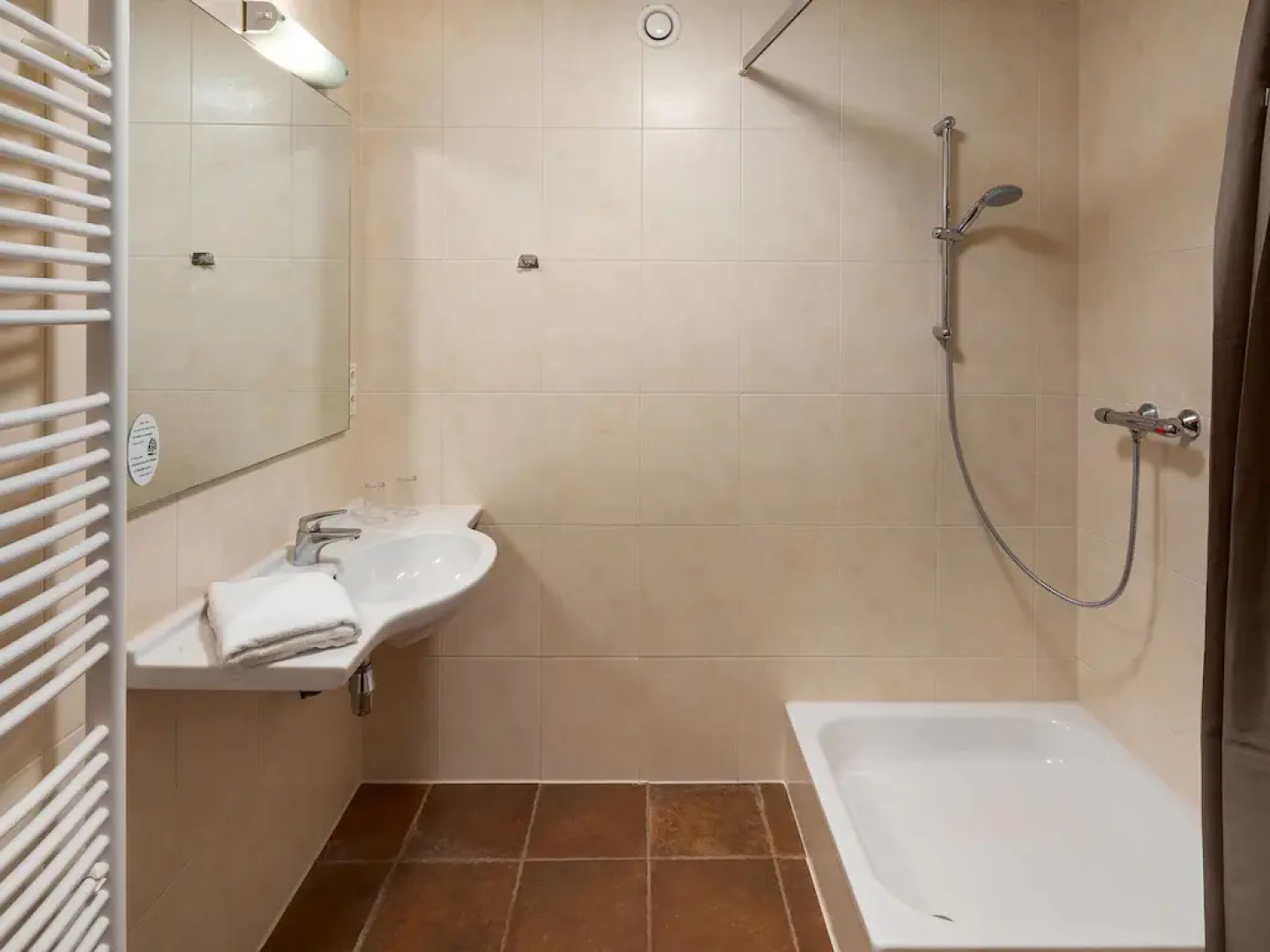 Restyled Villa with 4 Bathrooms & Sauna near River Moselle