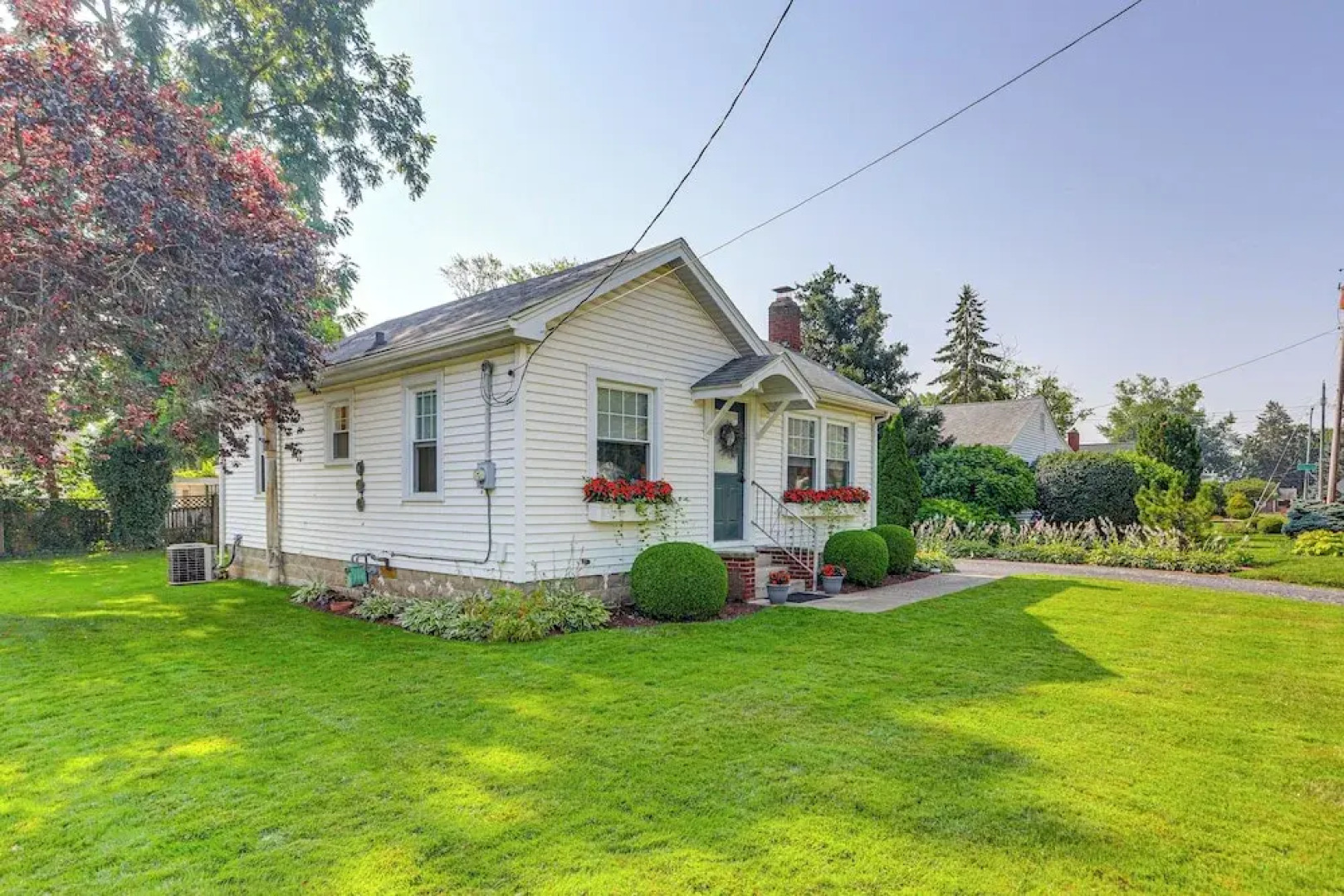 Walk to Private Beach: Lake Erie Retreat w/ Yard!