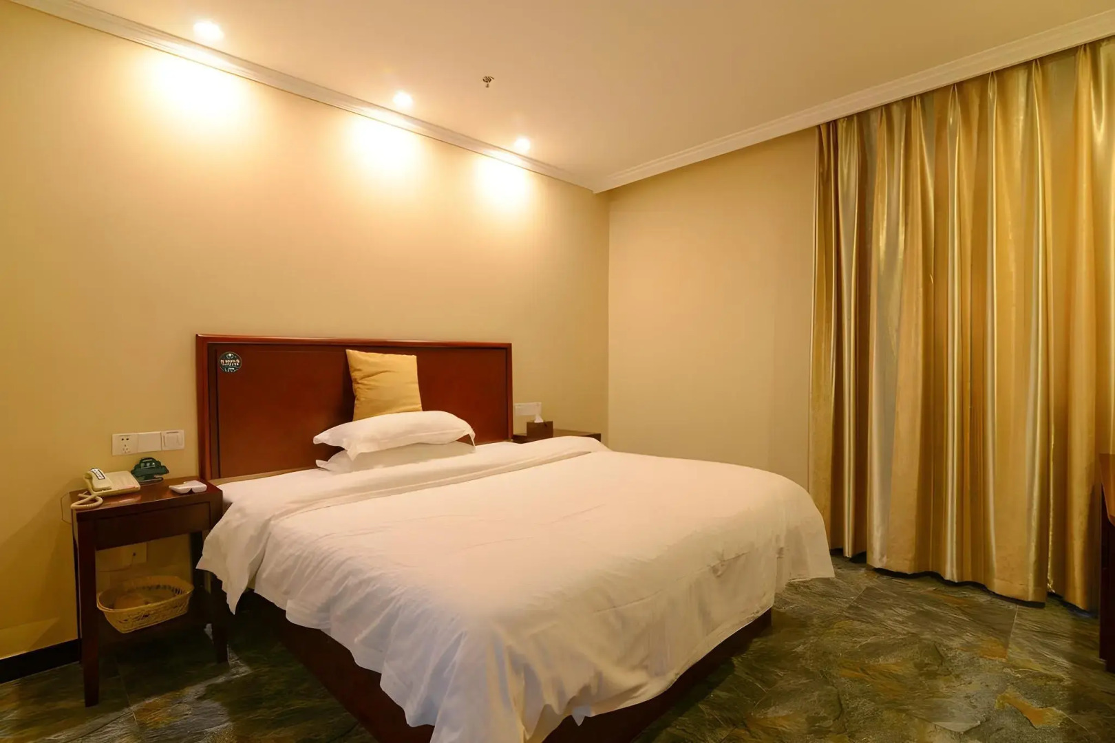 GreenTree Inn JiangSu ZhenJiang DingMao Industrial Park WoDe Square Express Hotel