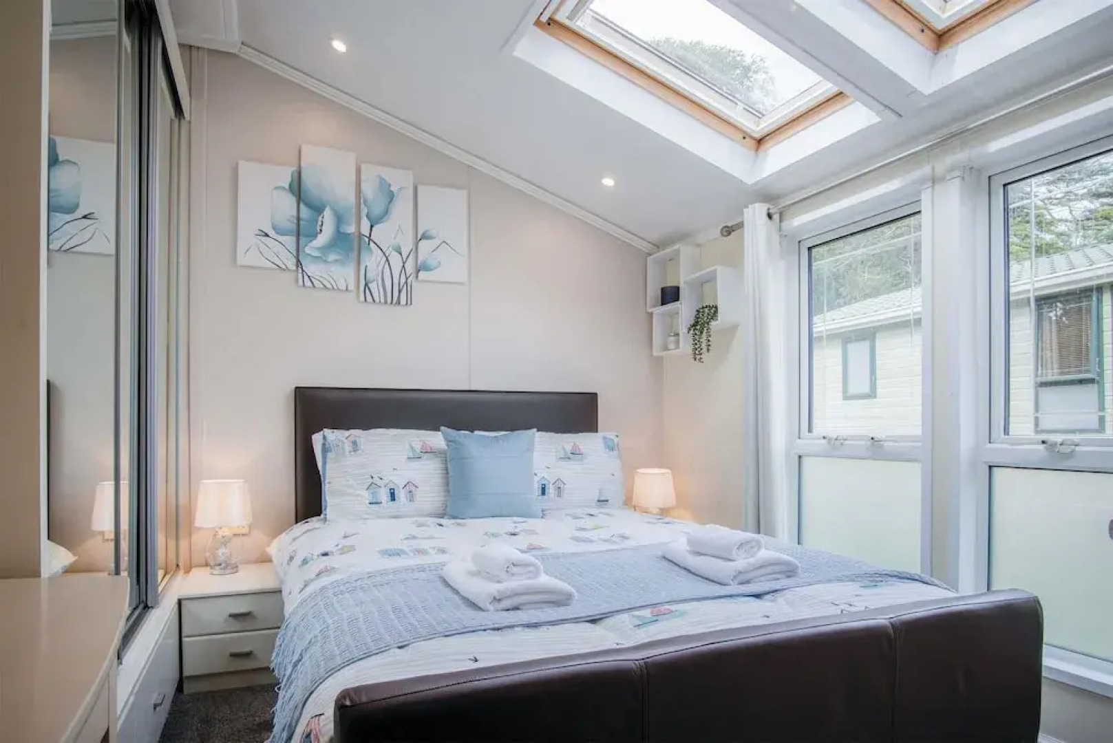 2 Manor Lodge - 2 Bedroom Lodge - Pendine
