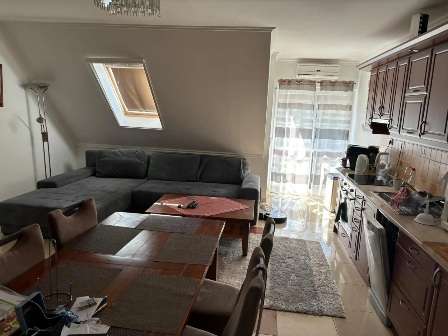 Újszerű, jól felszerelt lakás a város szîvében hűsîtőkkel, reggelivel, ingyenes parkolással!