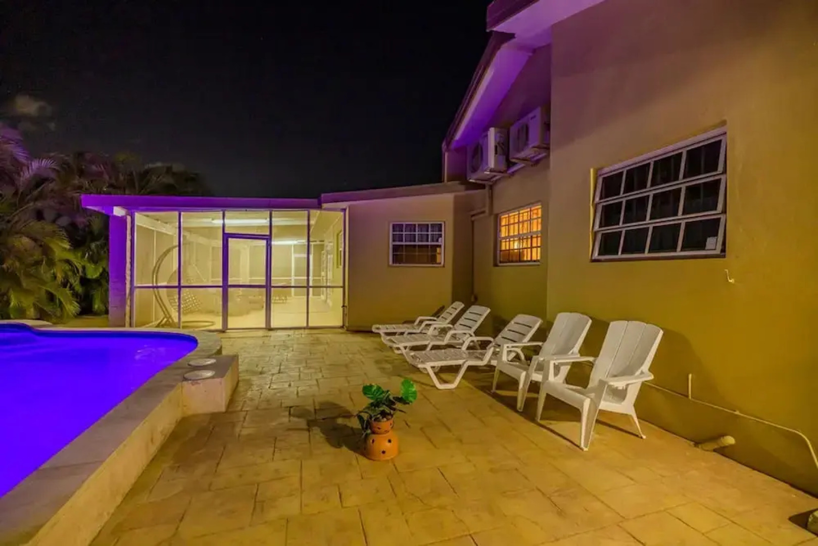 Cozy Central 4br3ba Home w Pvt Pool Largegarden