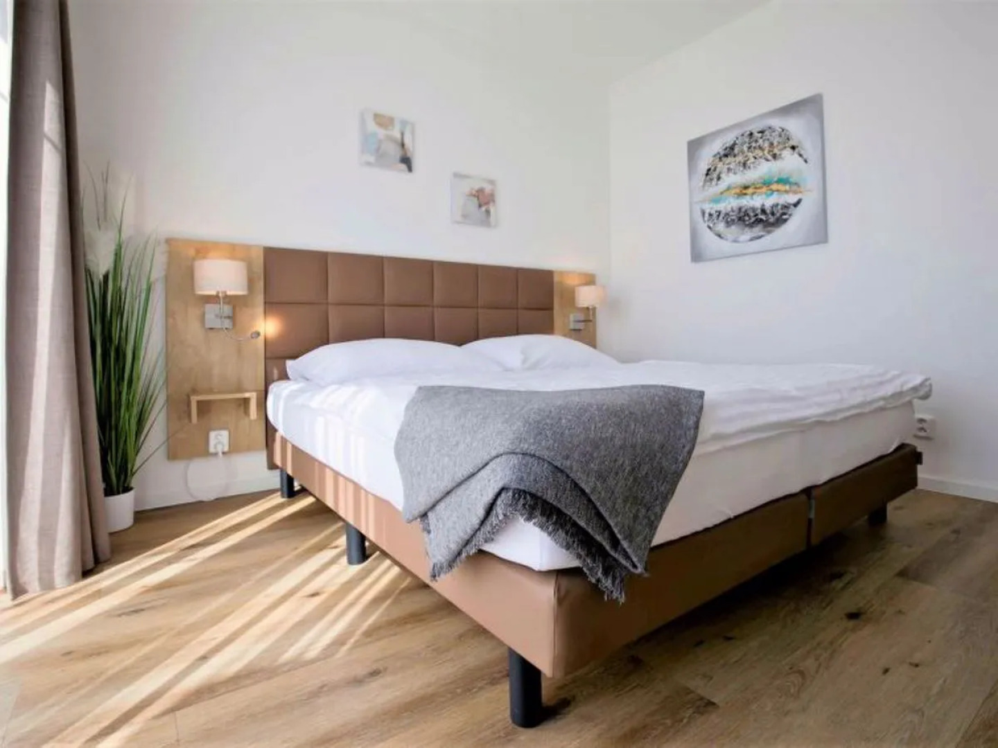 Lakeside Village 16581