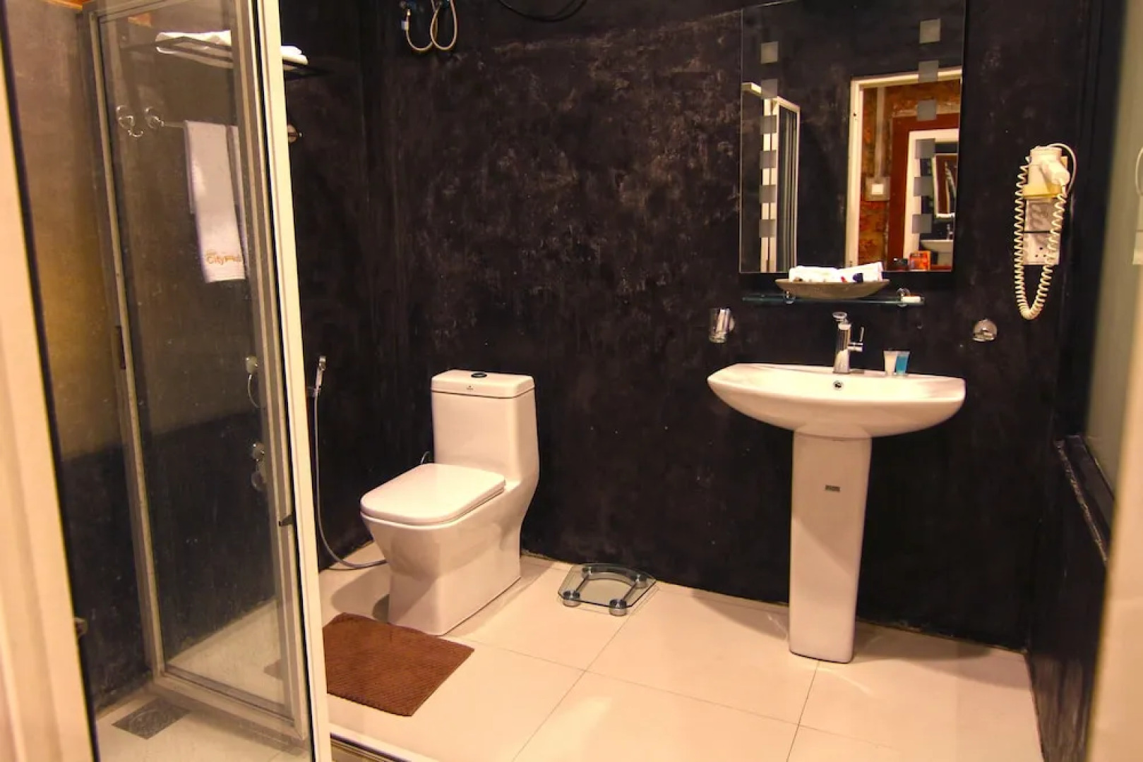 Travelers Lodge by City Hub