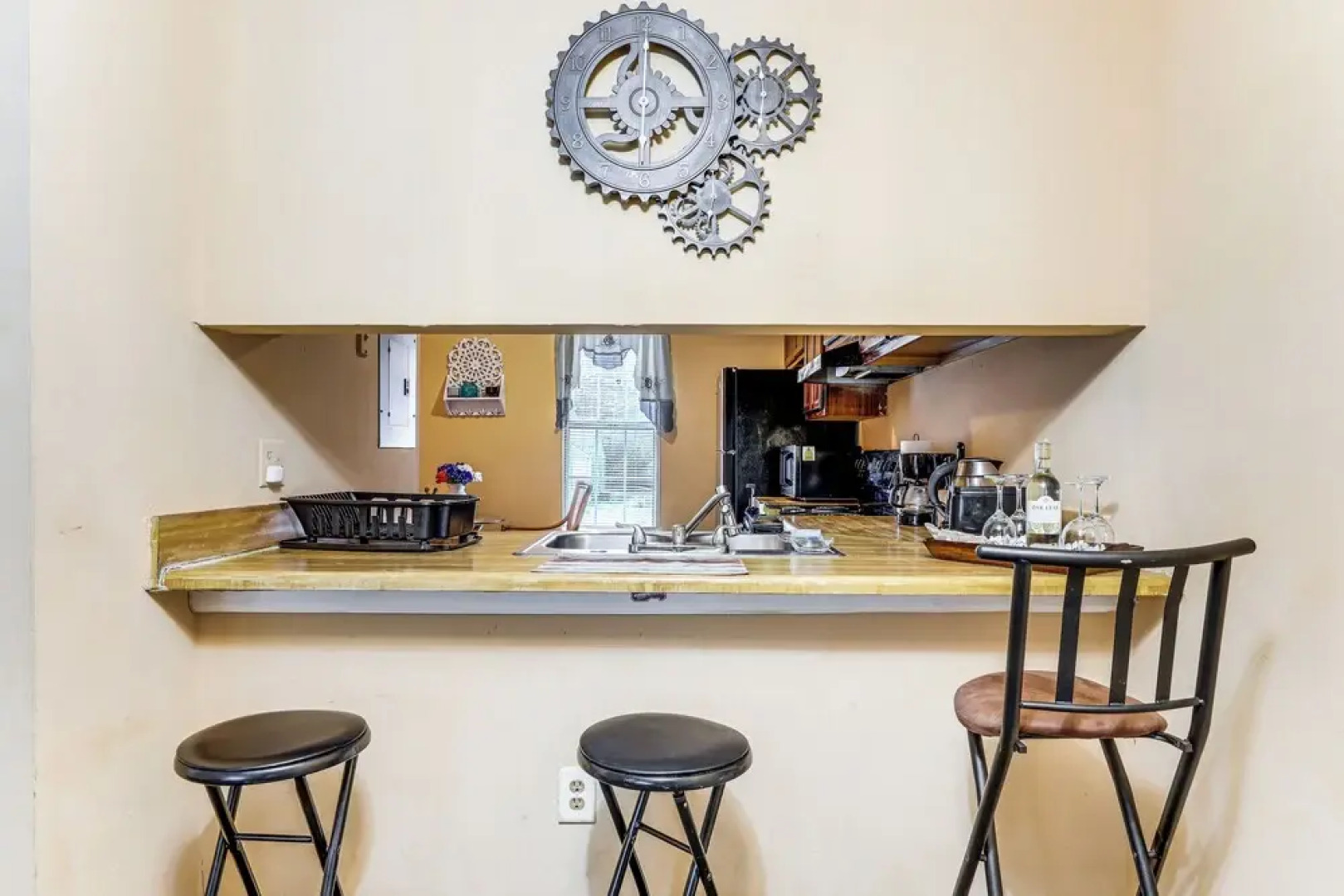 8 Mi to Stone Mountain: Quiet Getaway w/ Deck