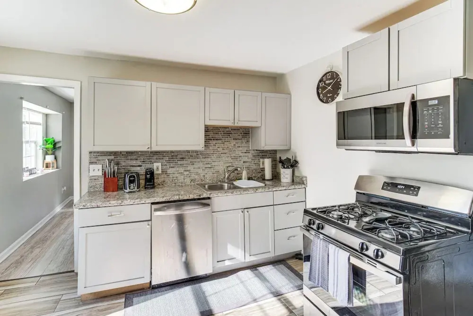 8 Mi to Dtwn: Cleveland Family Home