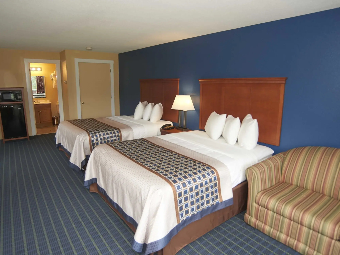 Swiss Chalets Village Inn