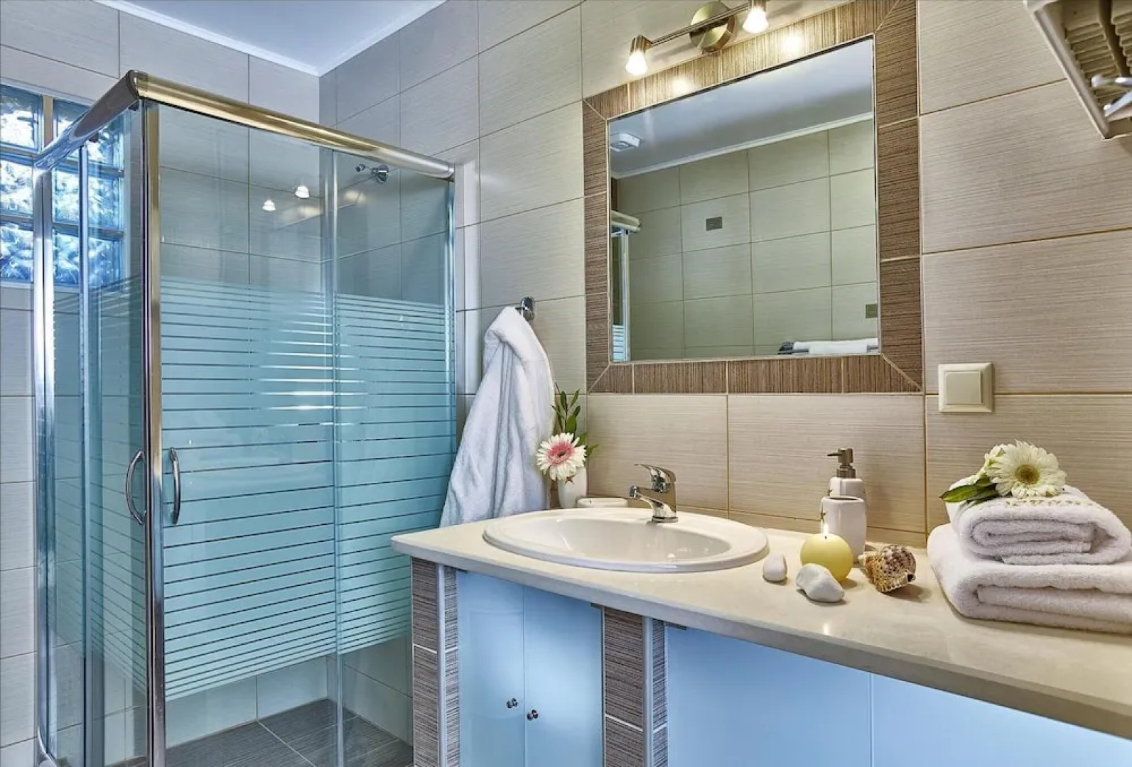 Cozy Pool Front Apartment With sea View Green