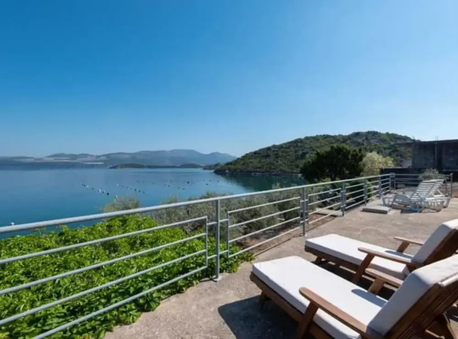 Spacious and Cozy Seafront Apartments