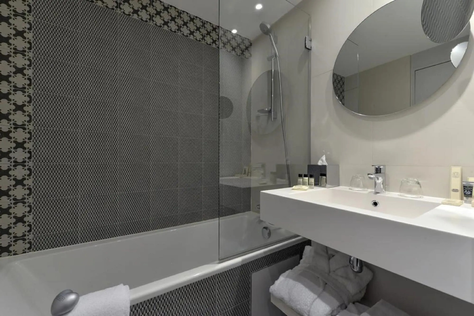 Hotel Atrium by HappyCulture