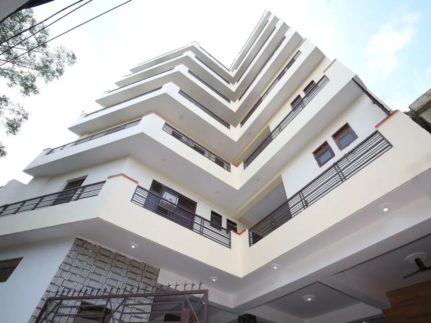 OYO 14823 Skyheights