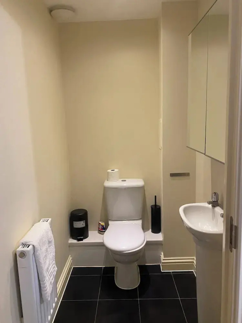 Beautiful 4 Bedroom Home With Parking by Lakeside