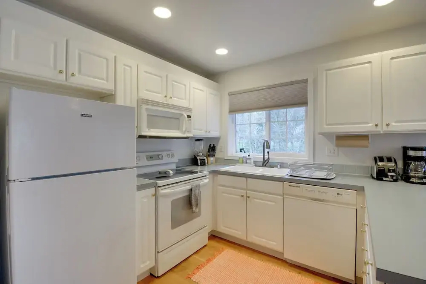 Central 4-acre Cottage w/ Deck: Walk to Bay!