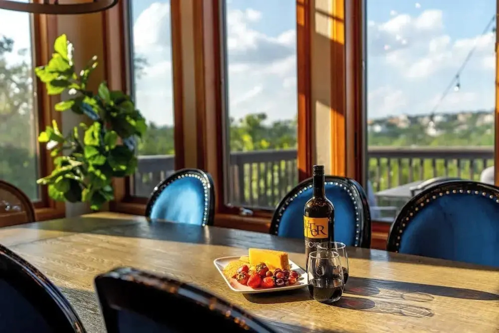 Luxurious Lake Park House: Sleeps 25, Pool, Hot-tub, Firepit and Game Room!