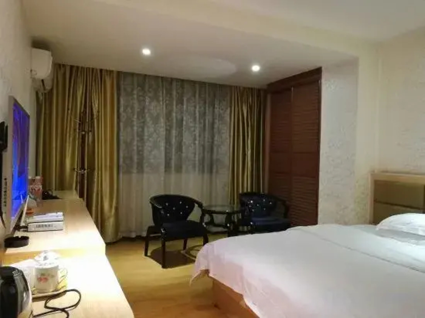 Pingnanxiandiwangbianjiejiudian