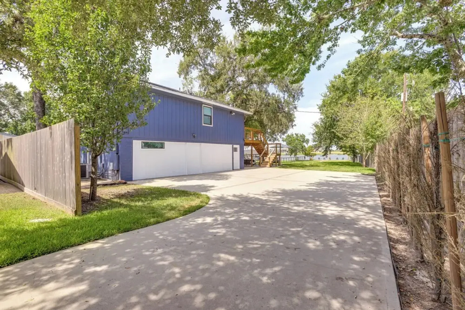 Willis Waterfront Home w/ Deck on Lake Conroe!