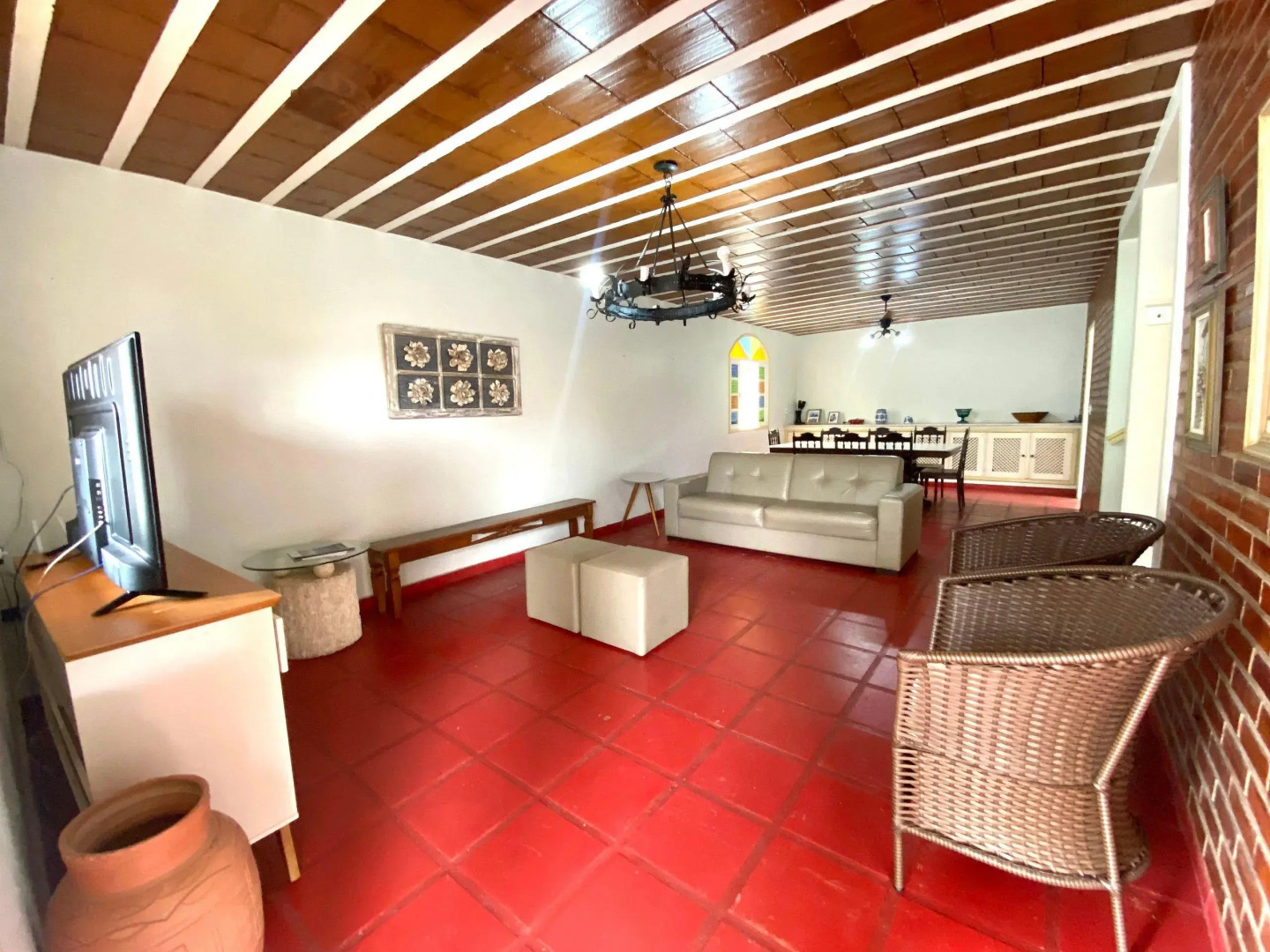 Casa 5 quartos, ampla, a 100 metros da praia. Amigos e família são bem vindos a essa casa. Venha viver momentos inesquecíveis aqui.