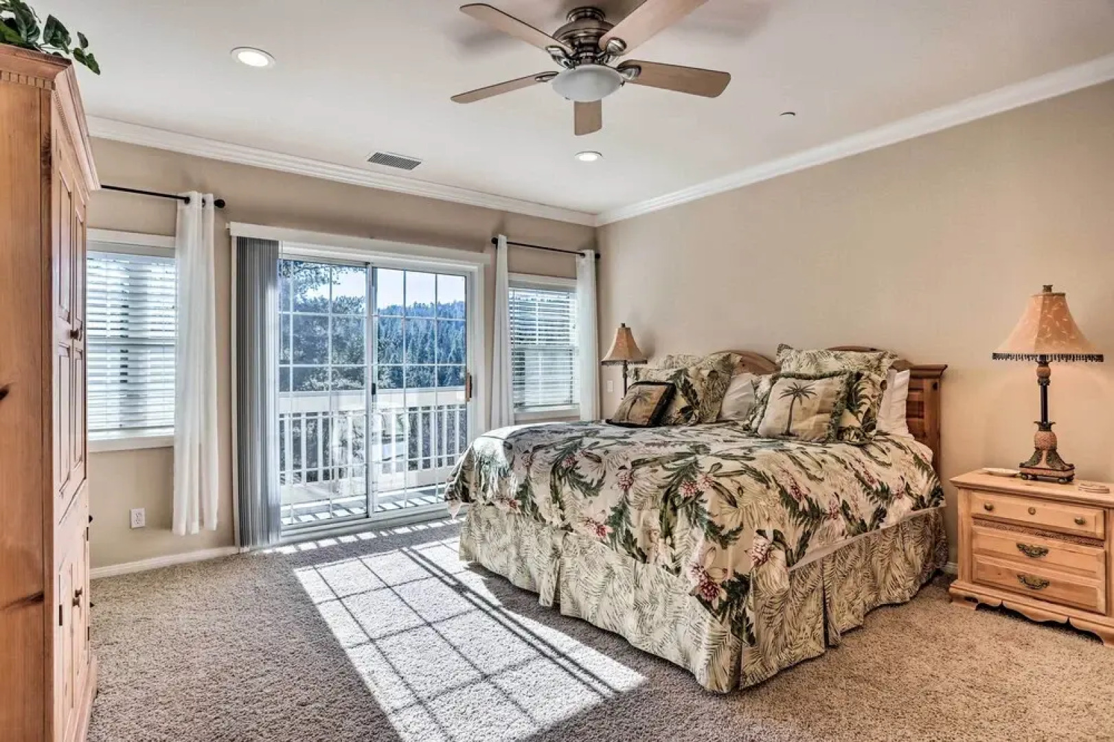 Huge Lake Arrowhead Home w/ 3 Decks & Grill!