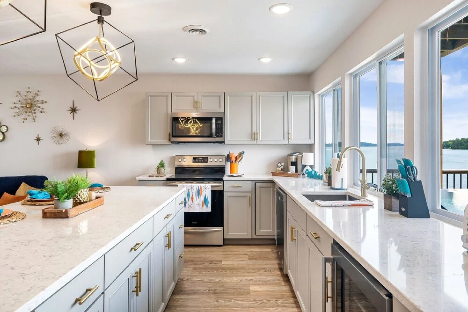 Luxury Lakehouse 4 Bedroom Home by Redawning