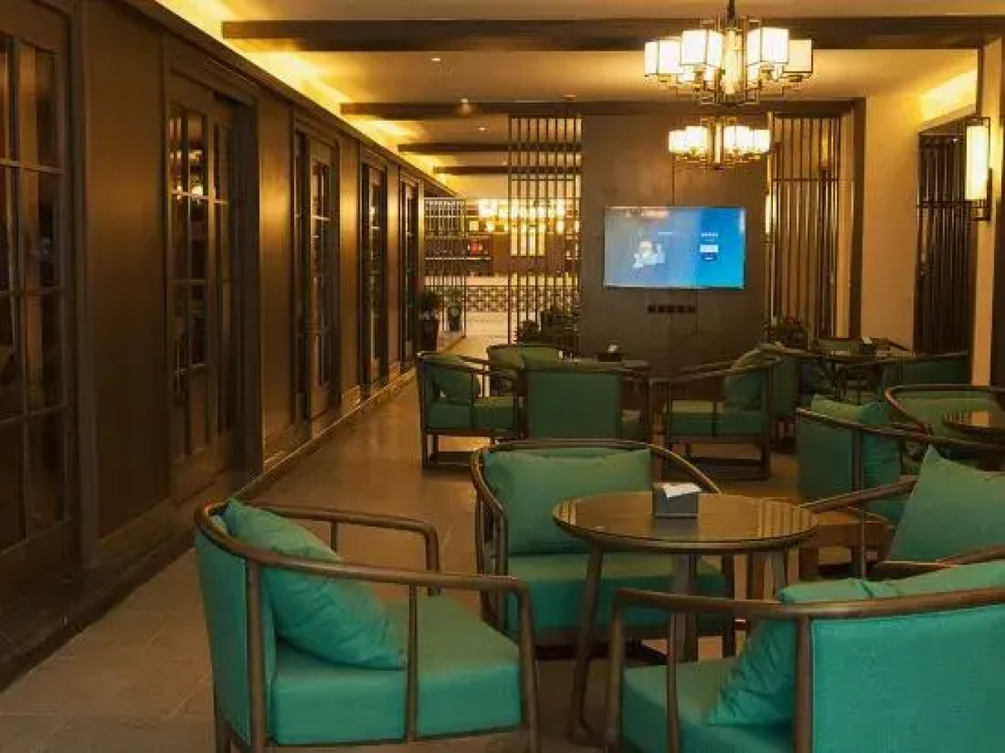 Rouhau White House Hotel