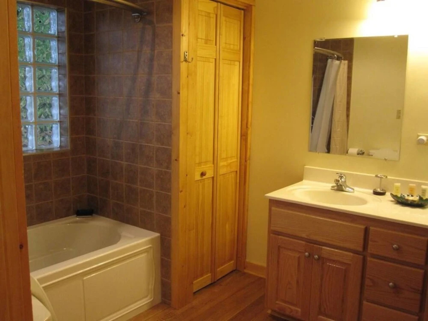 Whipkins Cove Beautiful 3 Bd Lakefront Getaway