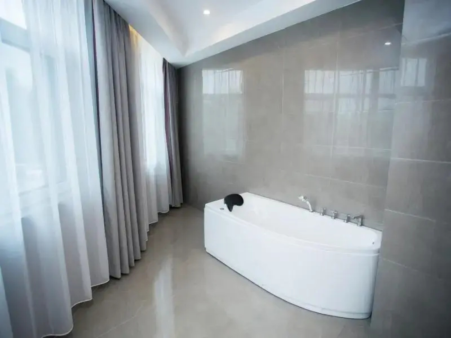 VX Hotel (Heze Dingtao District Taoyi Road)