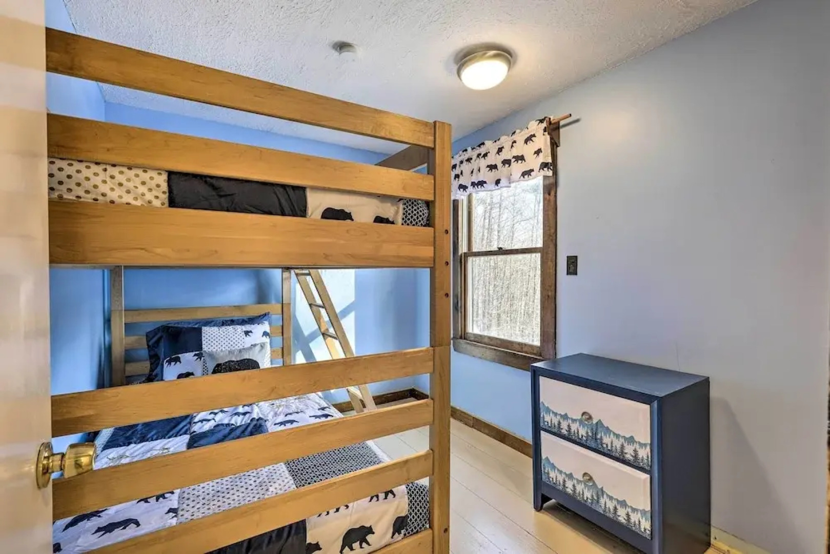 Black Bear Lodge: A Rural White Mtns Retreat