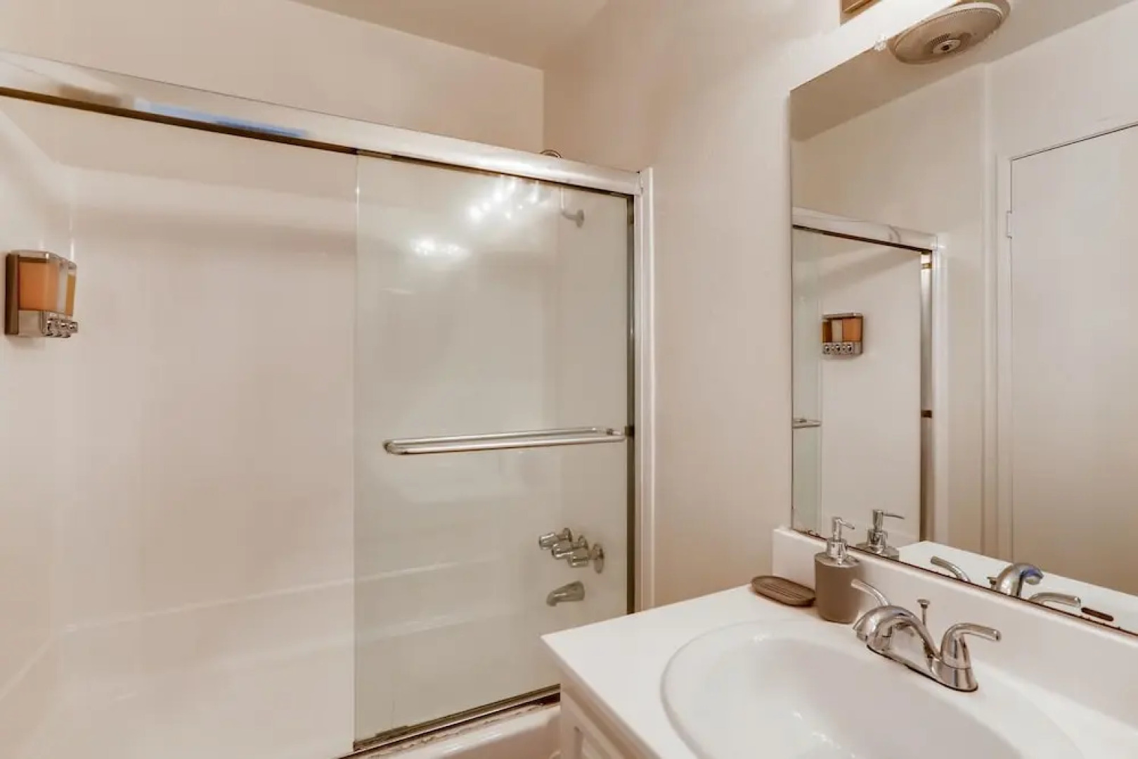 Escape At The Beach - Near Ritz Carlton - Private Entrance - 2BR - Fast WIFI - Free Parking! (MB2)