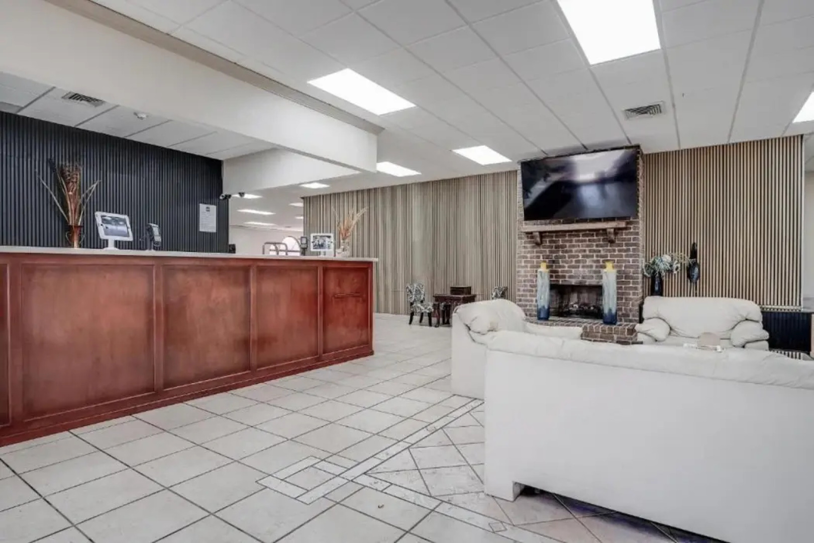 Cottonwood Suites Savannah Hotel & Conference Center