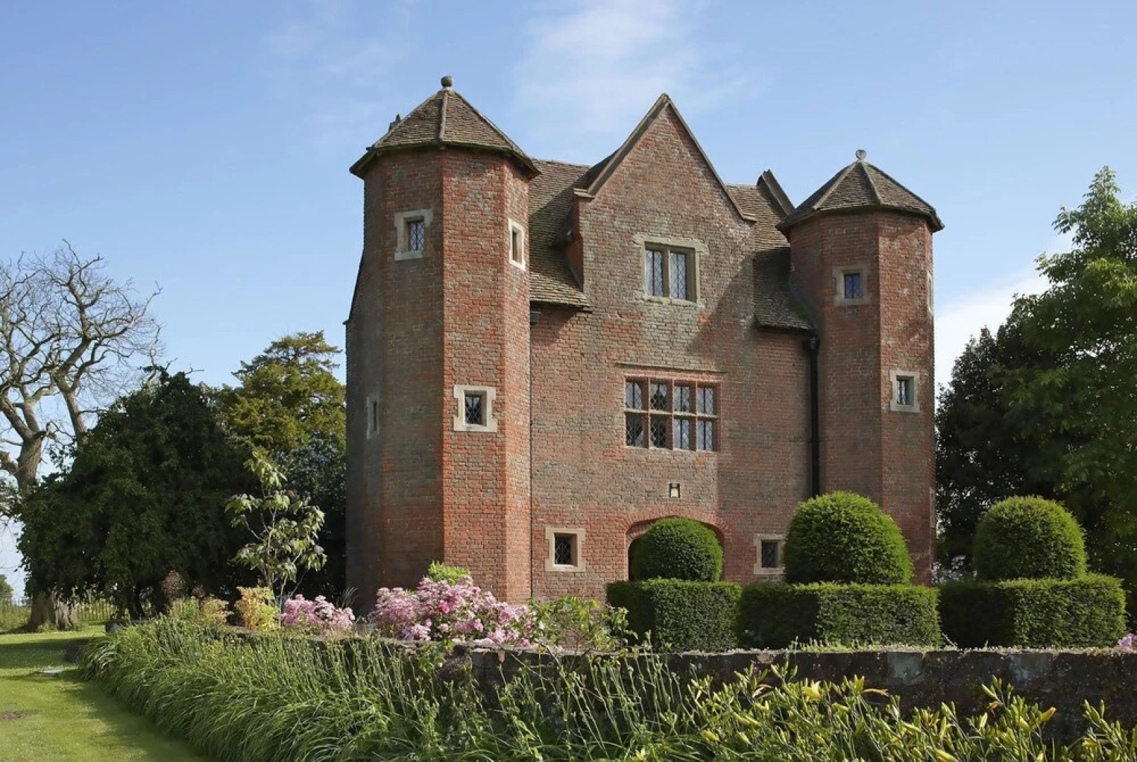 Luxurious hideaway for four in one of the finest Elizabethan gatehouse
