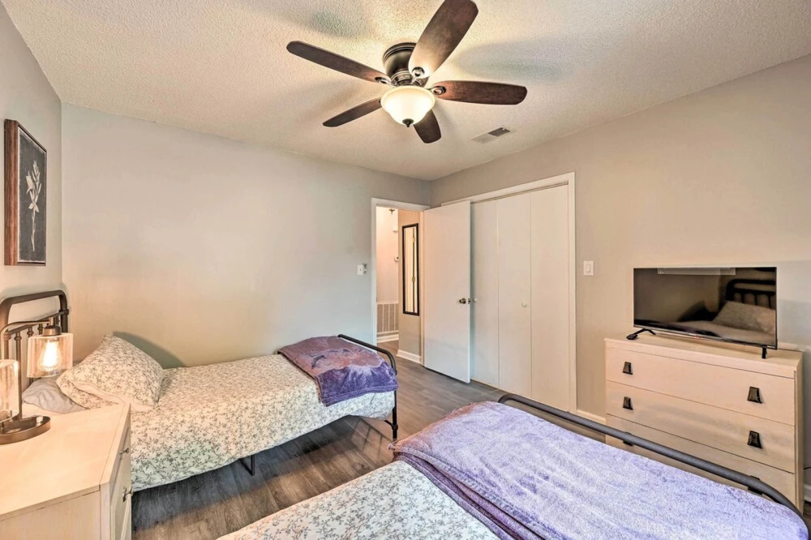 Lovely High Point Abode ~ 2 Mi to University!