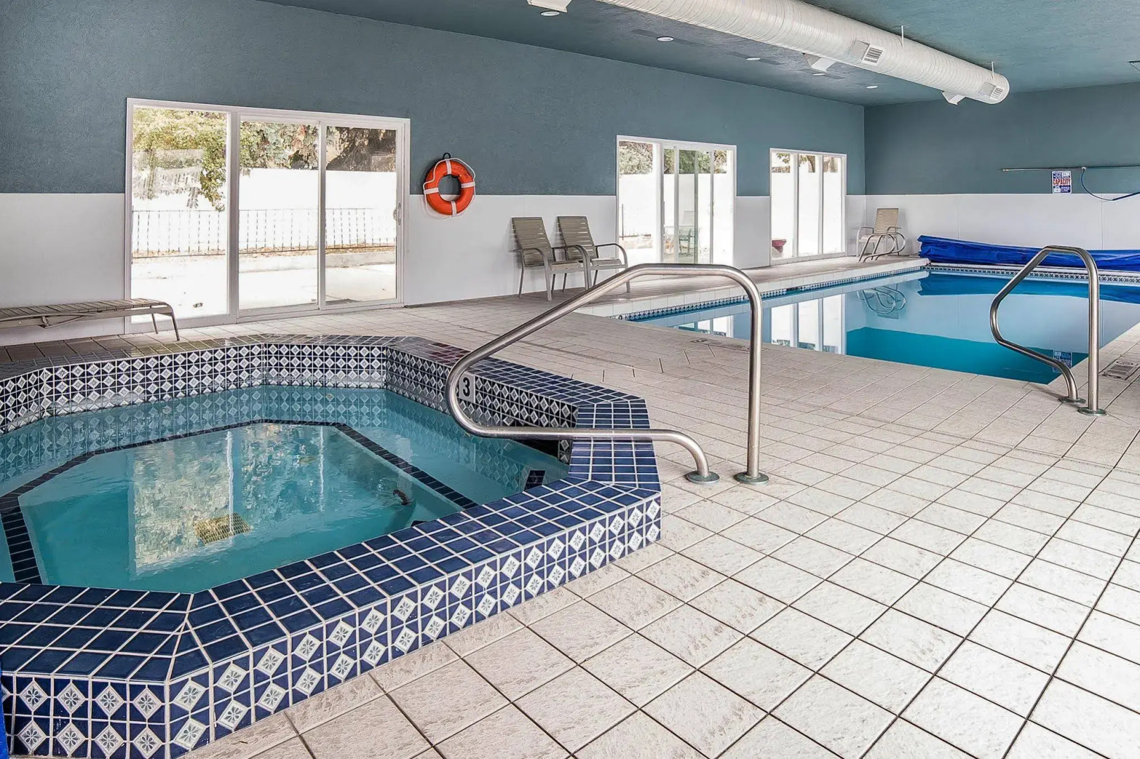 Econo Lodge Inn & Suites