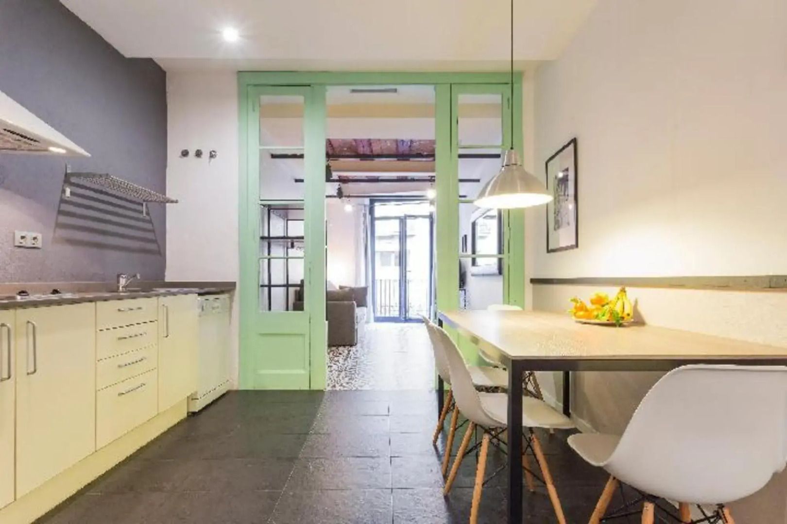 Liceu Apartments by gaiarooms