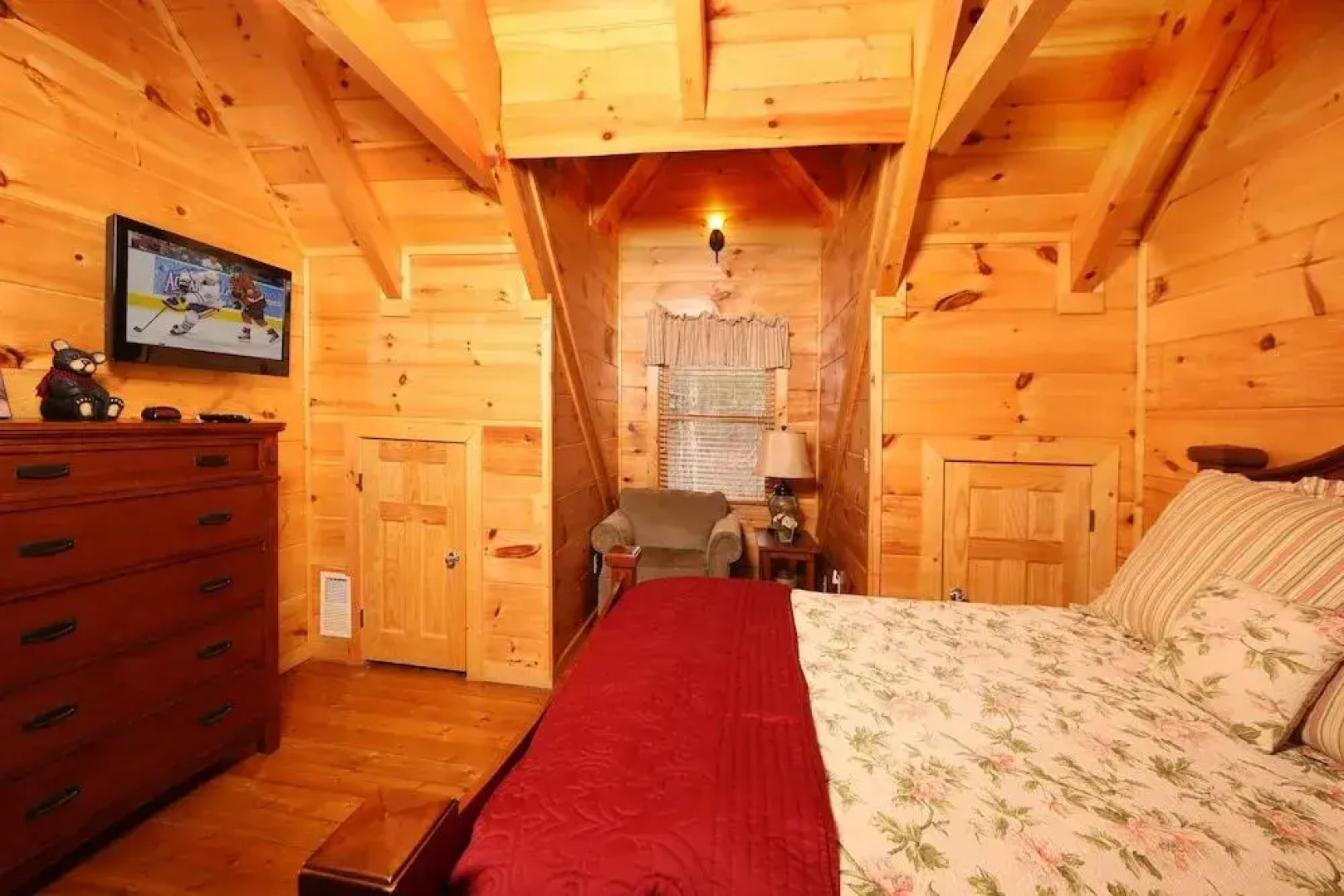 Smoky Mountain Getaway 5 Br cabin by RedAwning