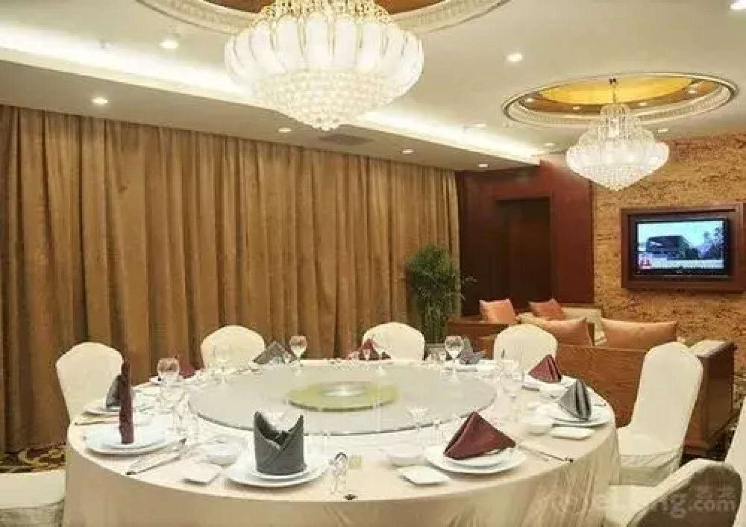 Long Fei Sheng Shi International Hotel