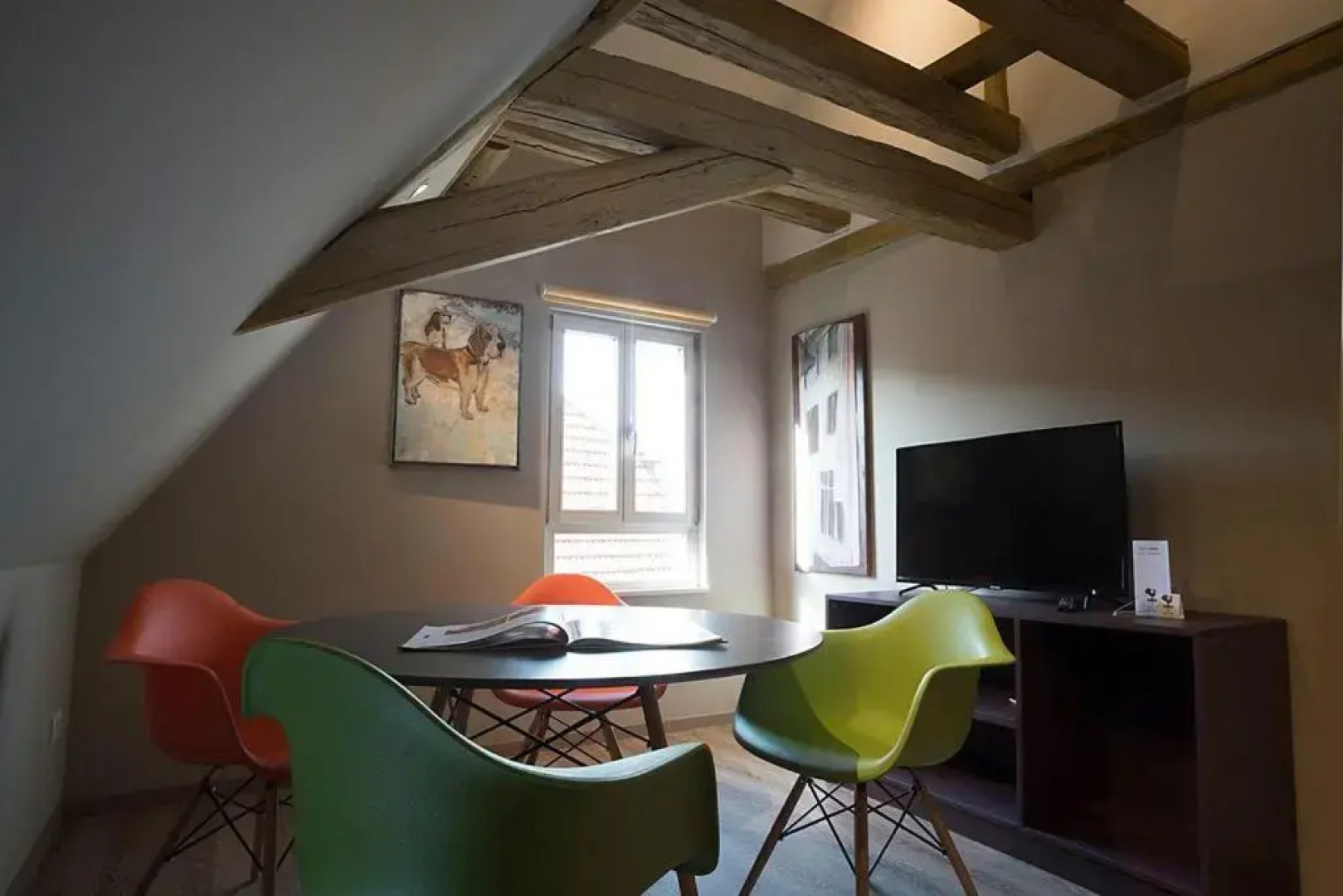 In-der-RAEUCHERKAMMER-die-Superior-Suite-ueber-den-Daechern-der-Altstadt