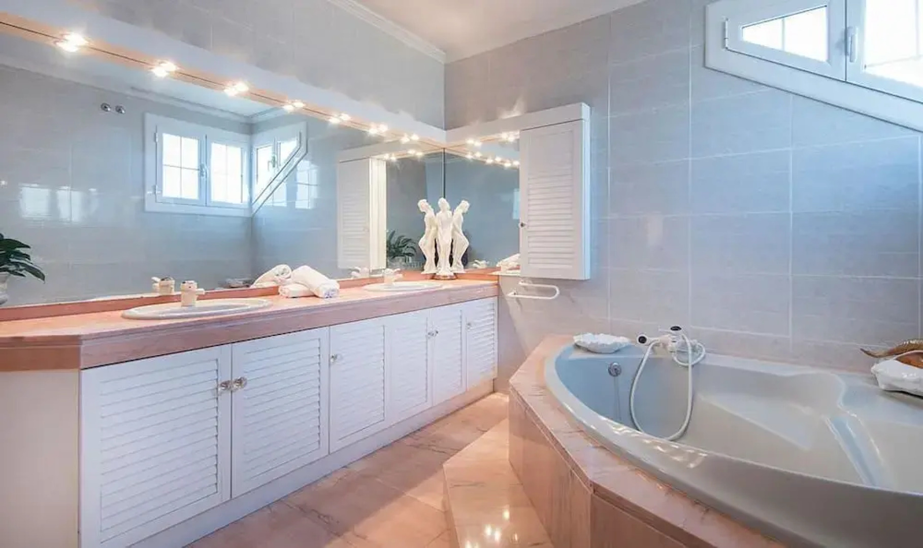 Gallery Villa 650M from the Beach (R81)