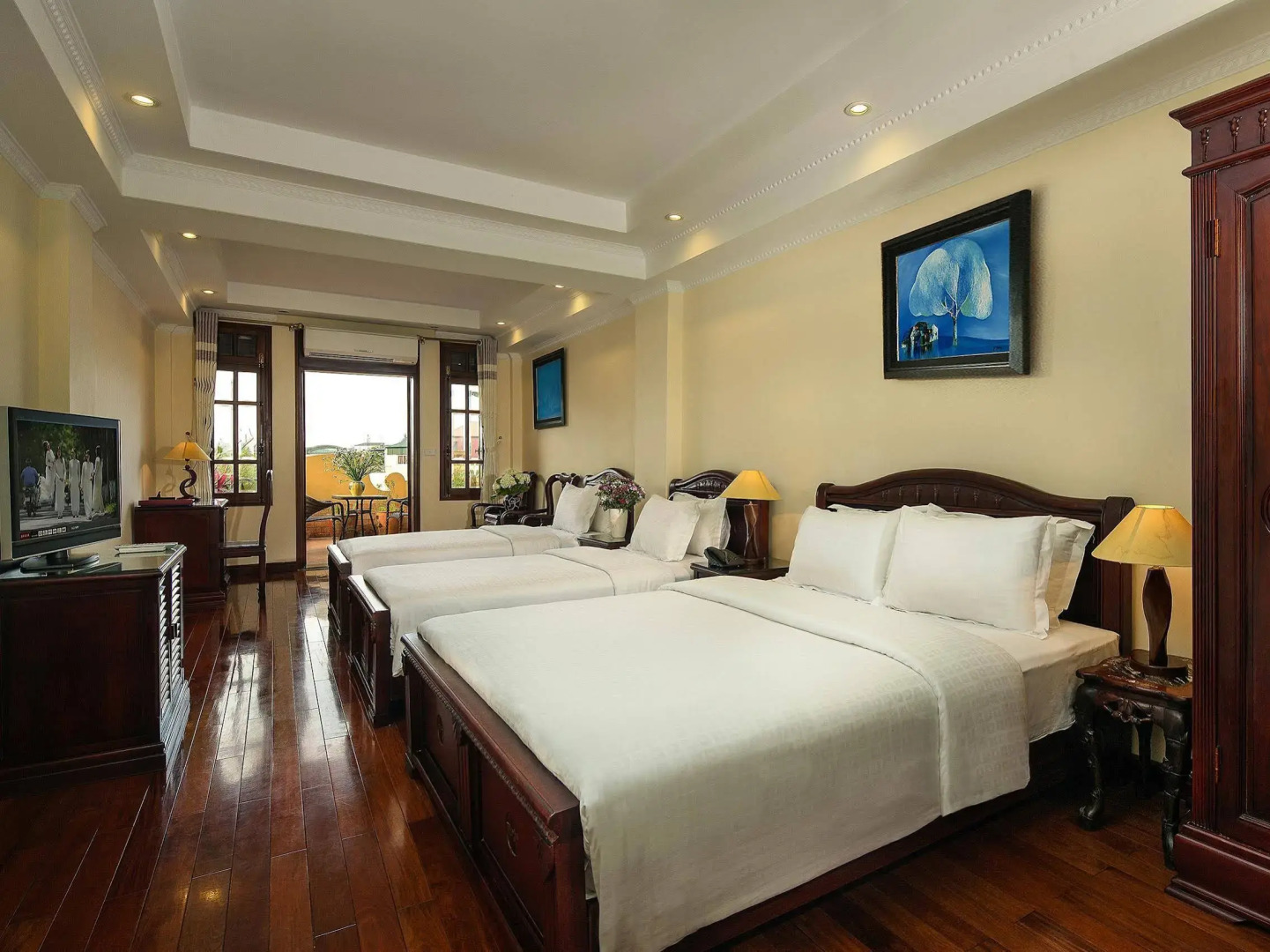 Lucky 3 Hotel & Travel