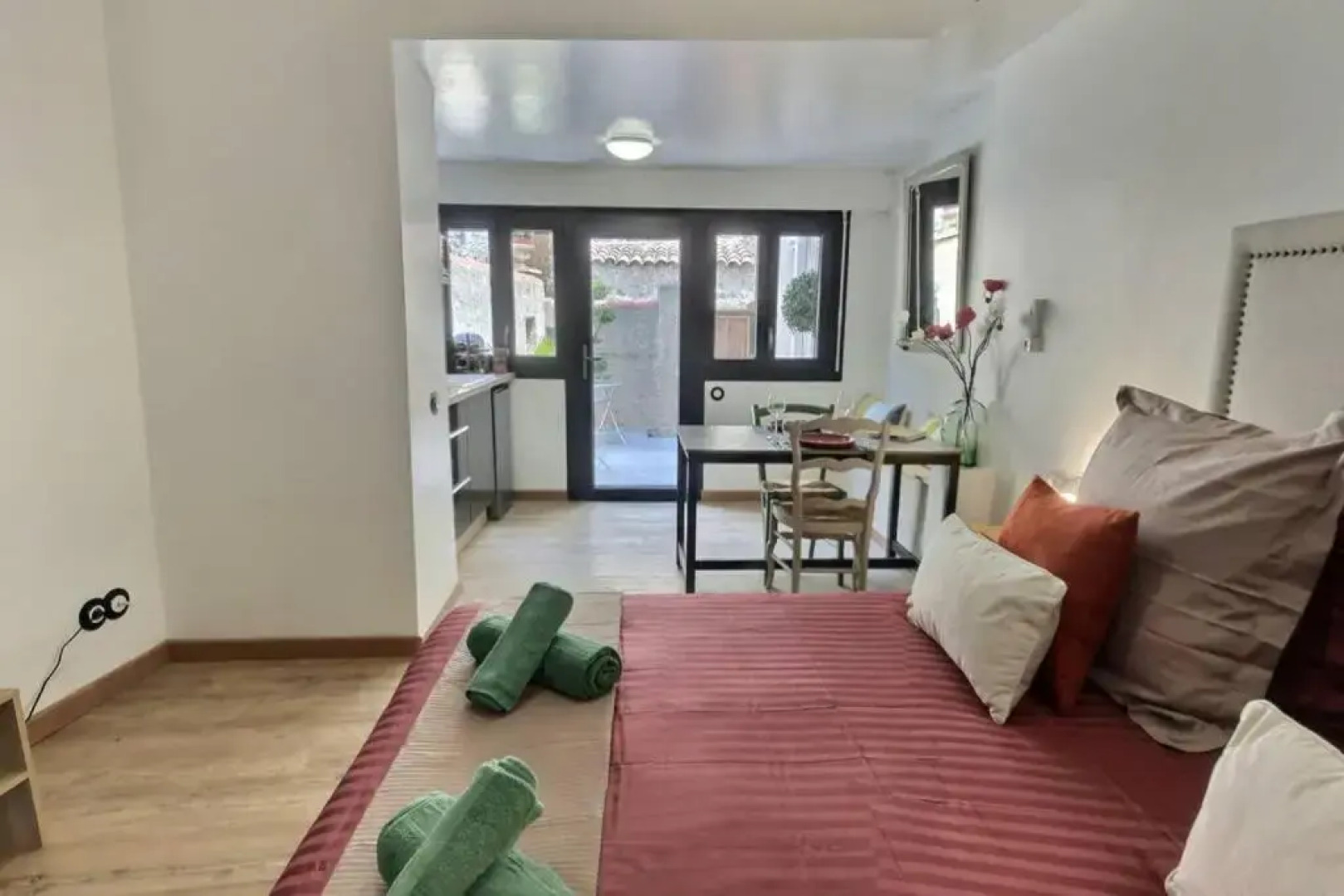 Studio tout confort, terrasse, calme Moustiers #7