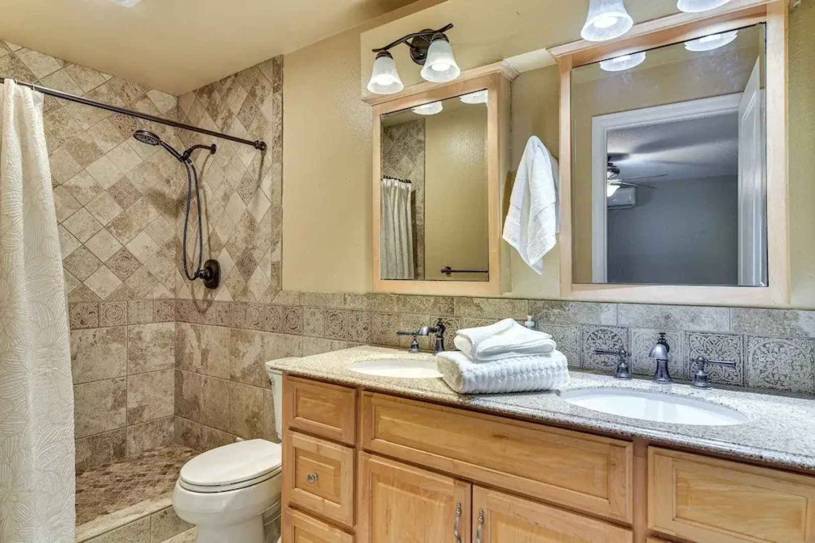 Private Outdoor Space 9 Mi to Downtown Vancouver!