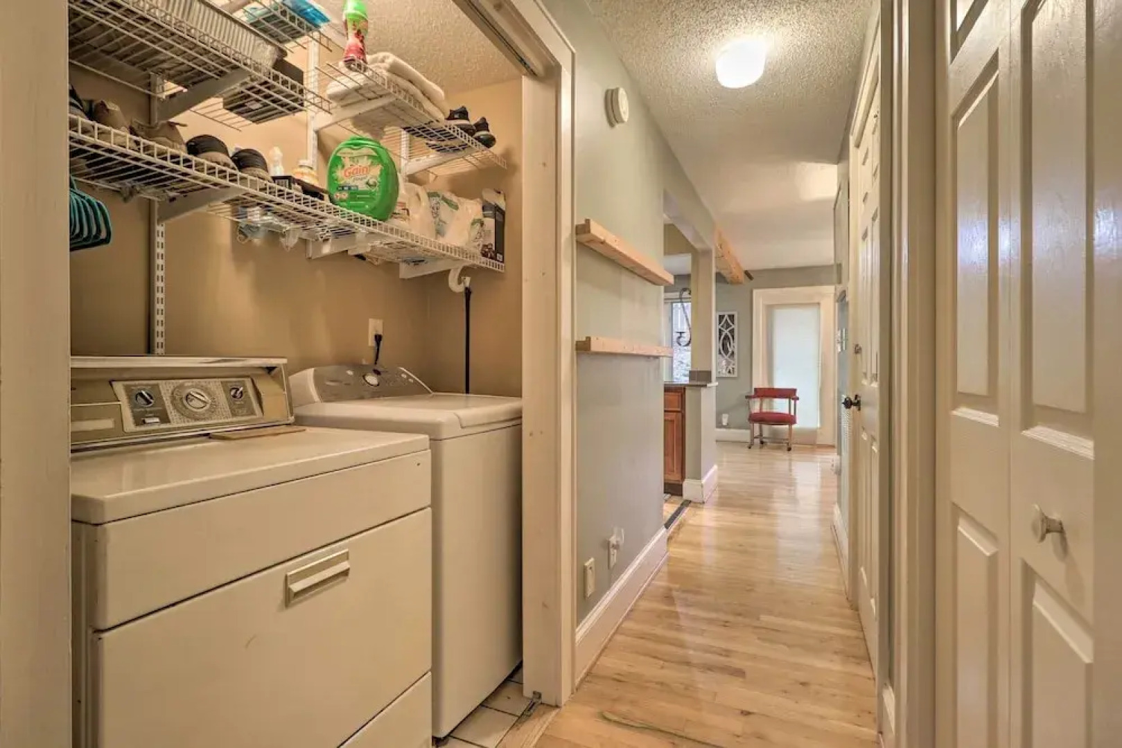 Cozy Conyers Cabin w/ Fireplace & Pool Table!