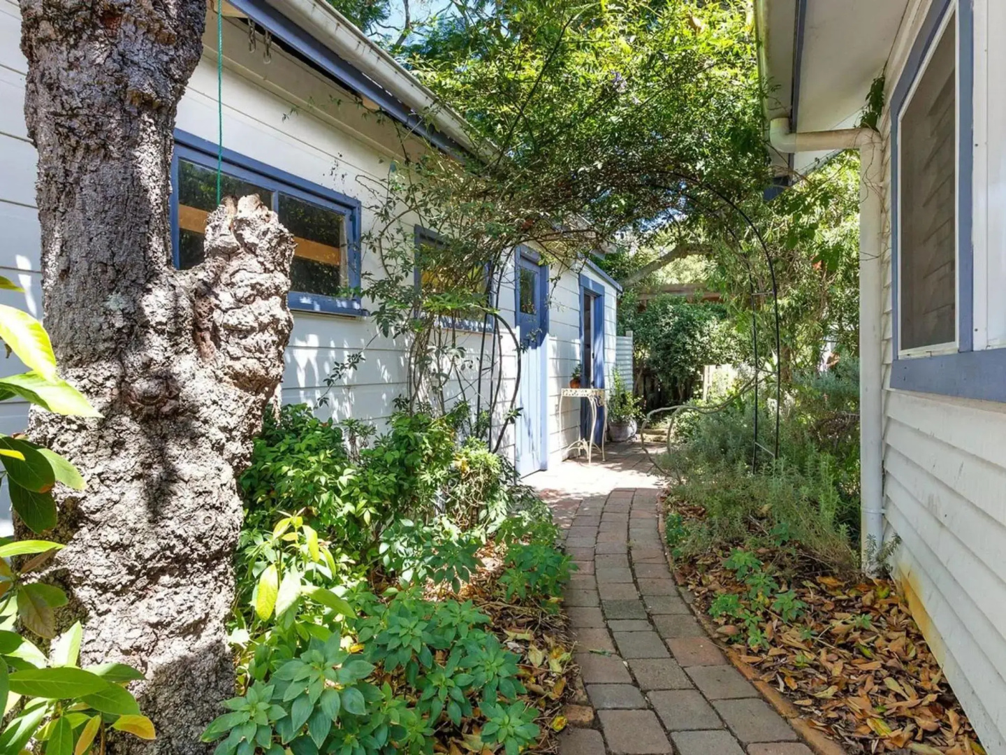 Witts Oasis Two traditional Tea Gardens cottages