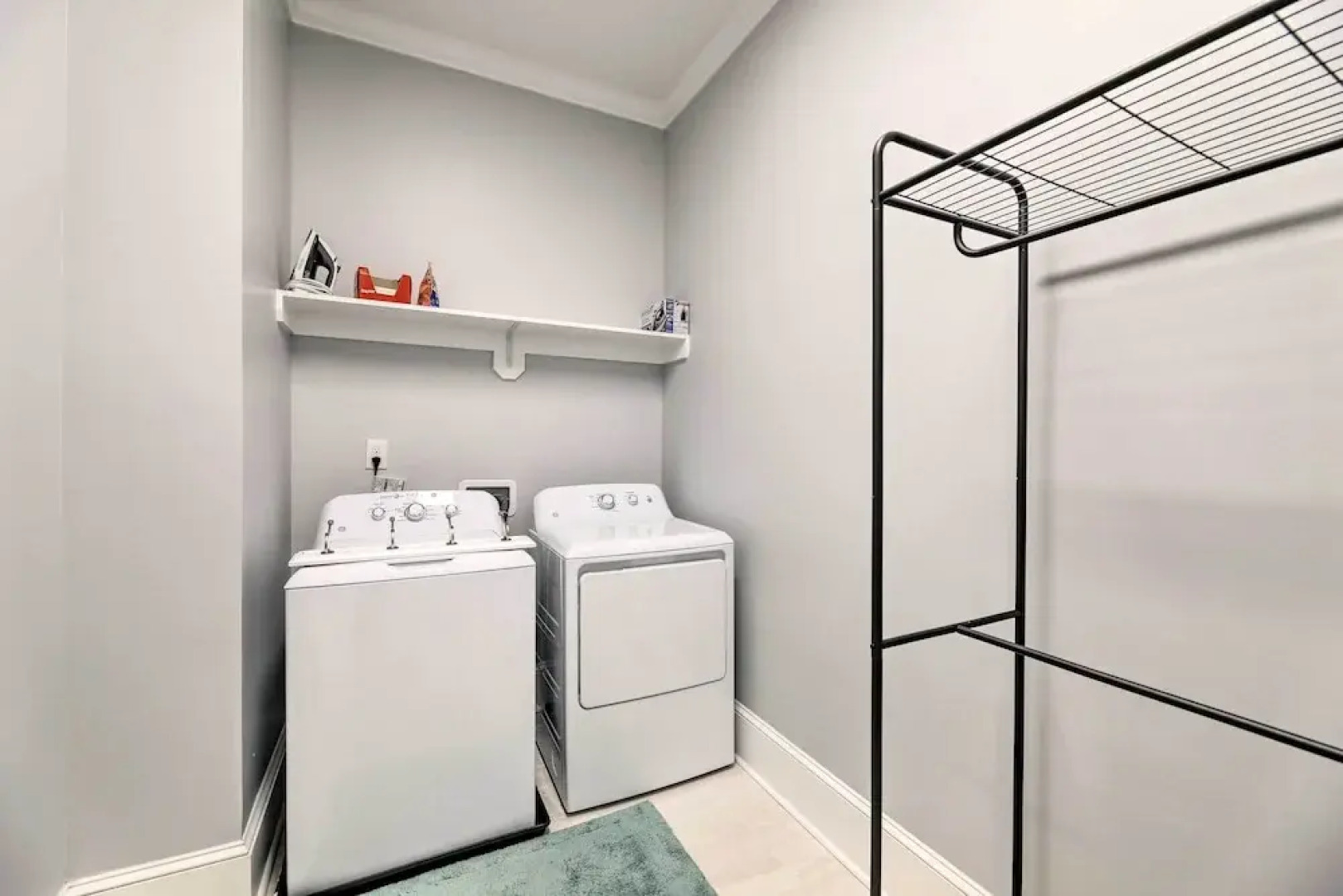 Gorgeous Emerald Isle Getaway: Walk to Beach!