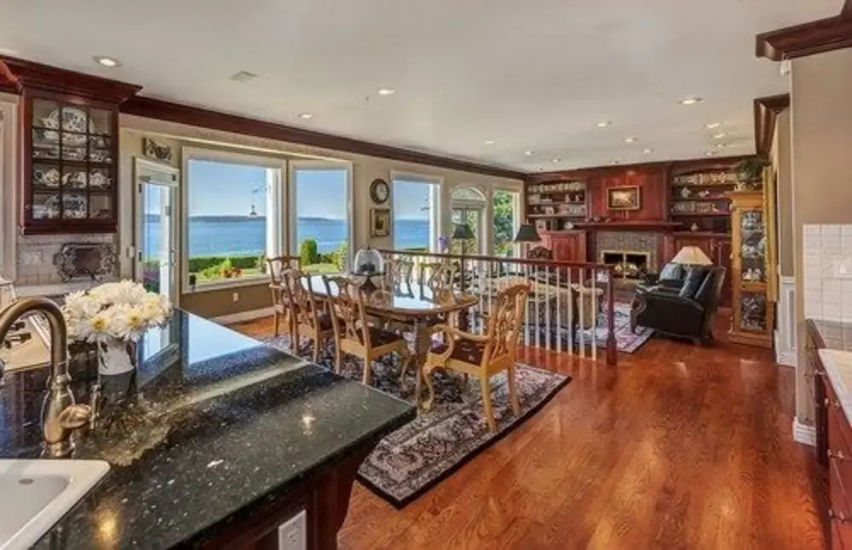 Sea Mist Waterfront Inn