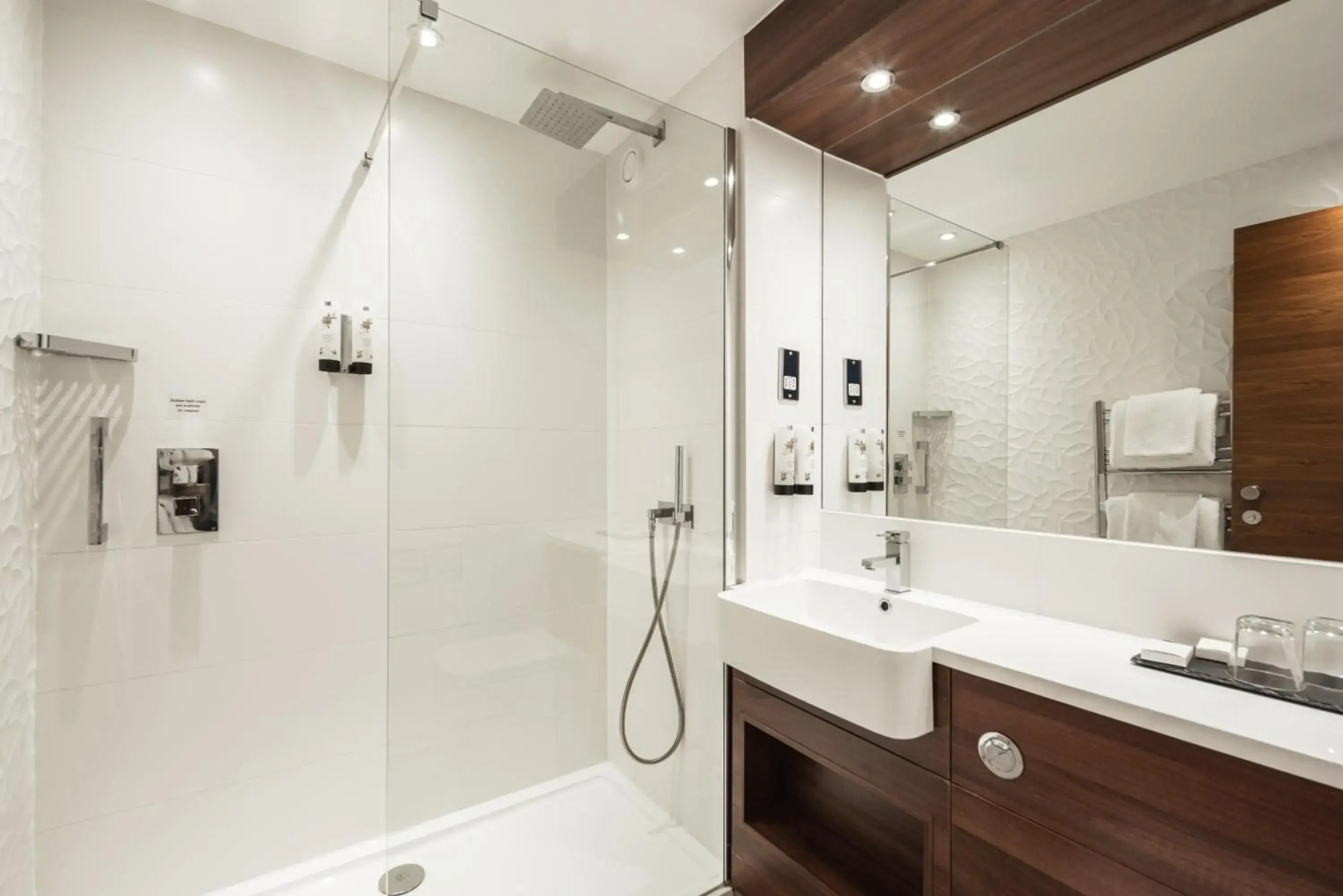 Drift Inn (Formerly The Waterfront Hotel)