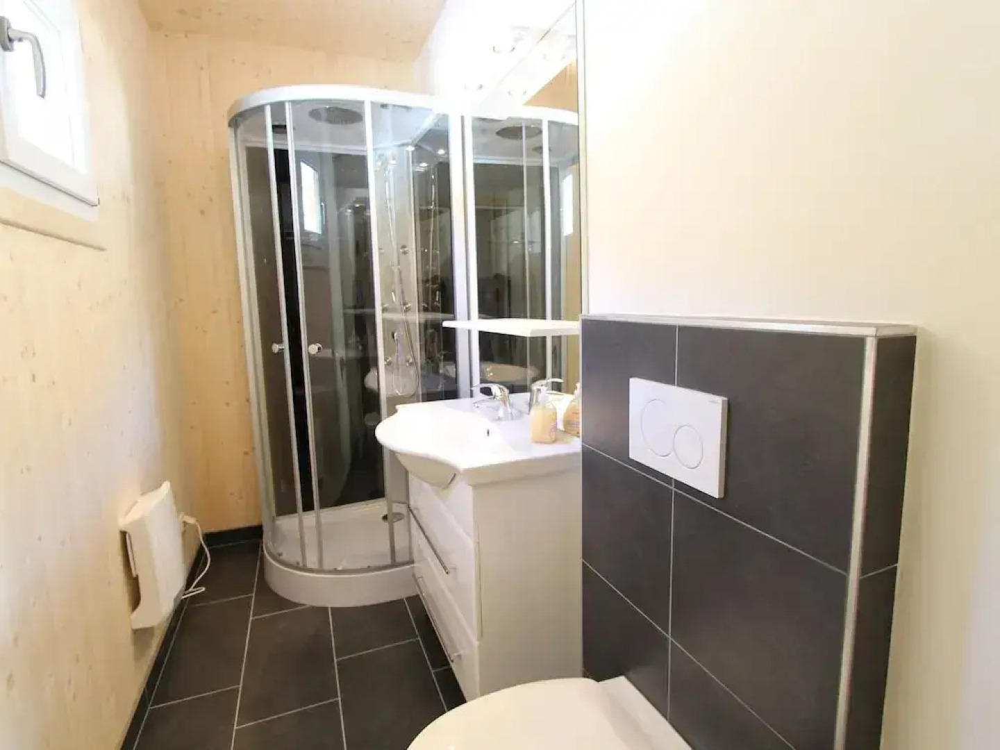 Lavish Wooded Chalet with Sauna & Hot Tub in Hohentauern