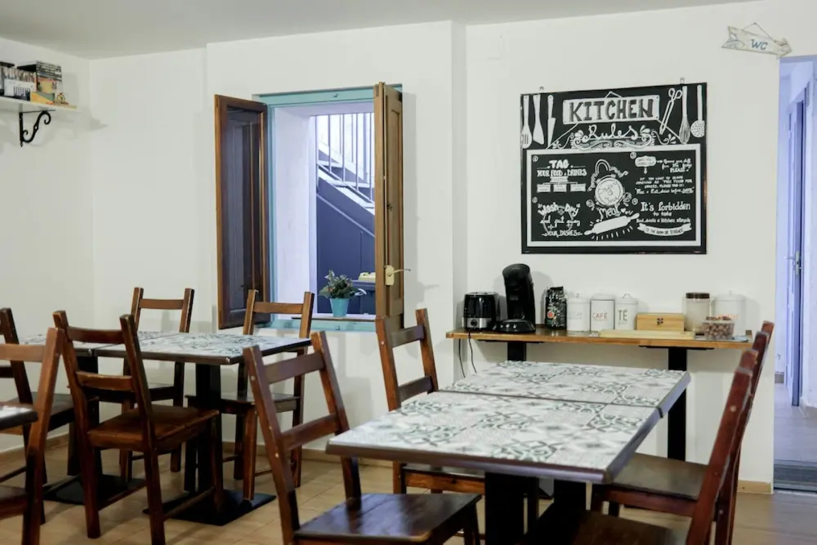 Mana Mana Youth Hostel