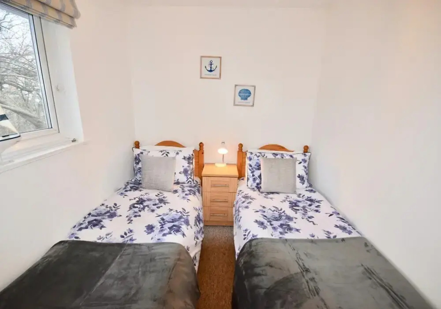 Seashells Dog Friendly Seaview Beach Chalet Sleeps 4 Beach Opposite