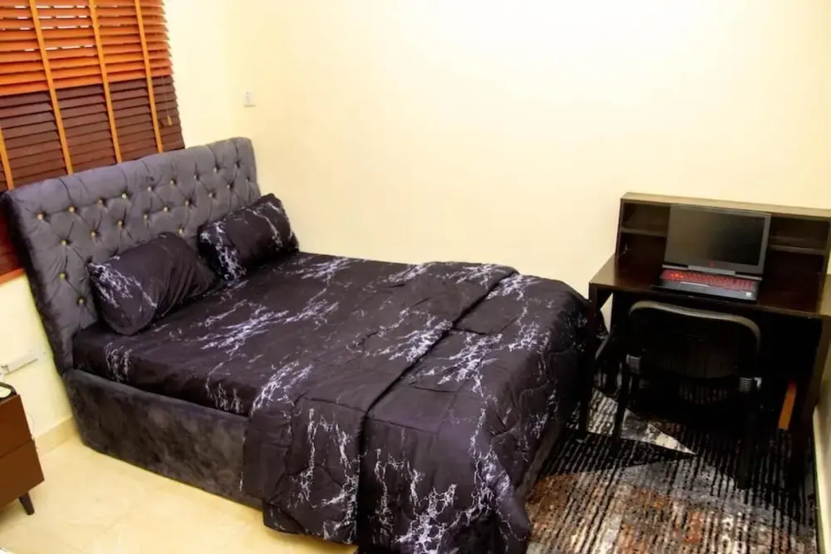 Luxury 4 BR Apt w Parking, Hot Tub, Magodo Estate