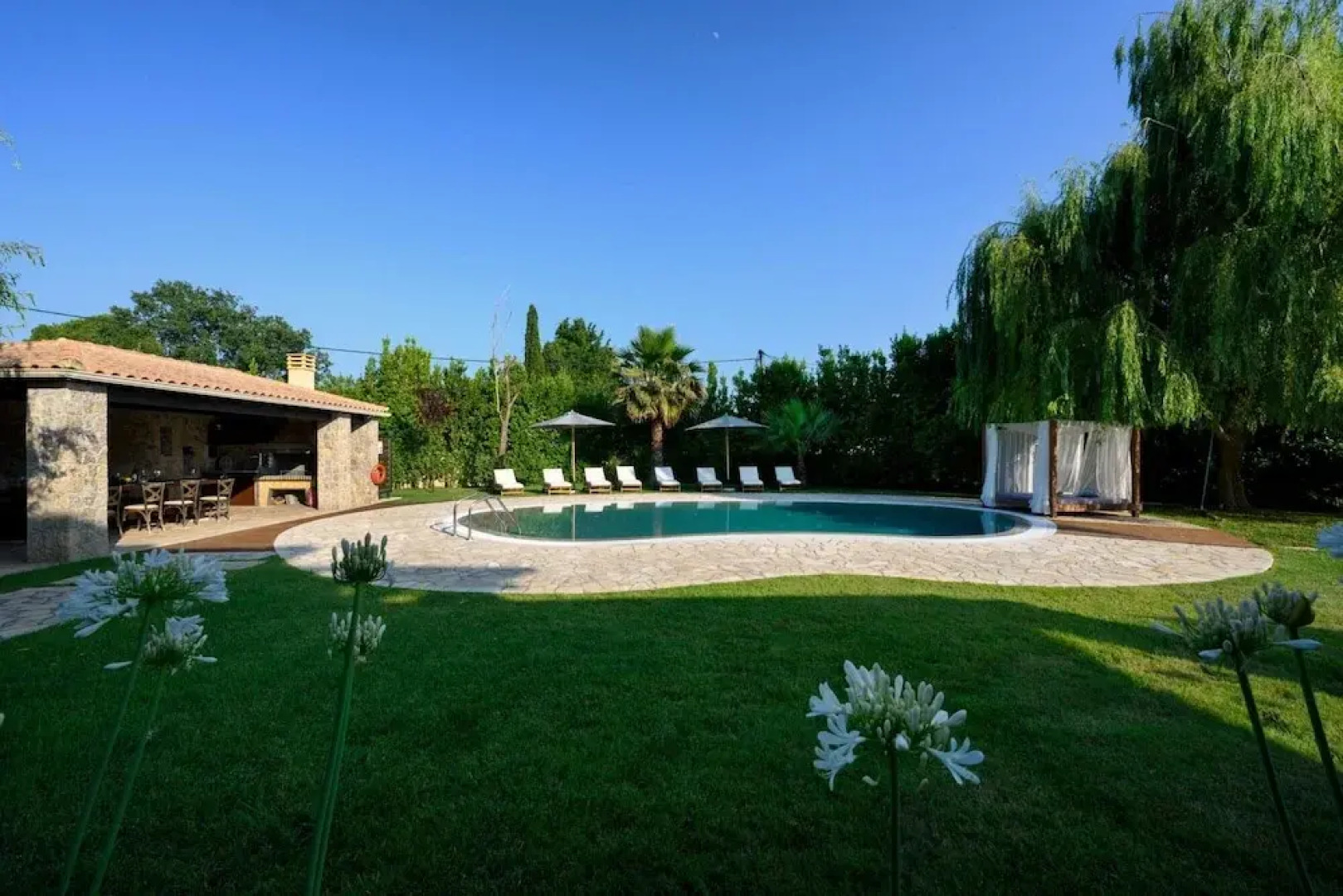 Villa Black White Dassia